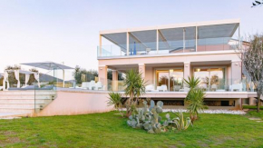 The entrance to the villa is on the ground floor and invites us directly into the large living area